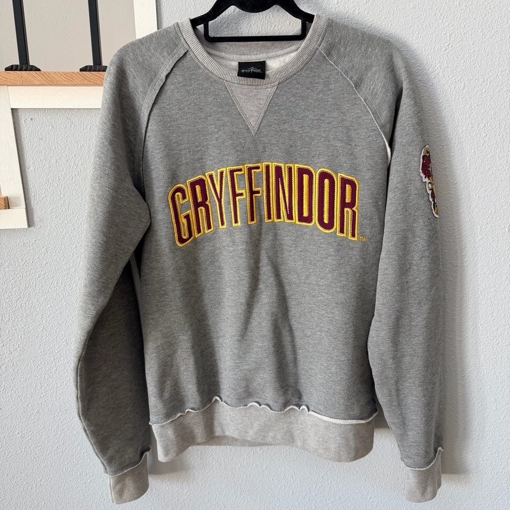 Warner Bros. Gray Crewneck Sweatshirt with Gold & Red Gryffindor Logo